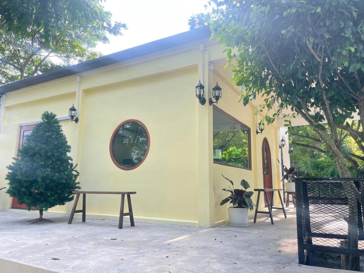 Rain Tree Cafe & Homestay Uthai Thani Exterior foto