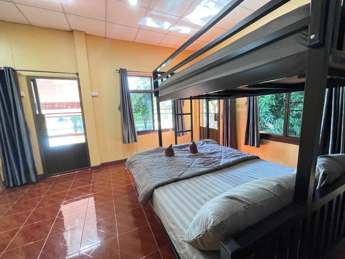 Rain Tree Cafe & Homestay Uthai Thani Exterior foto