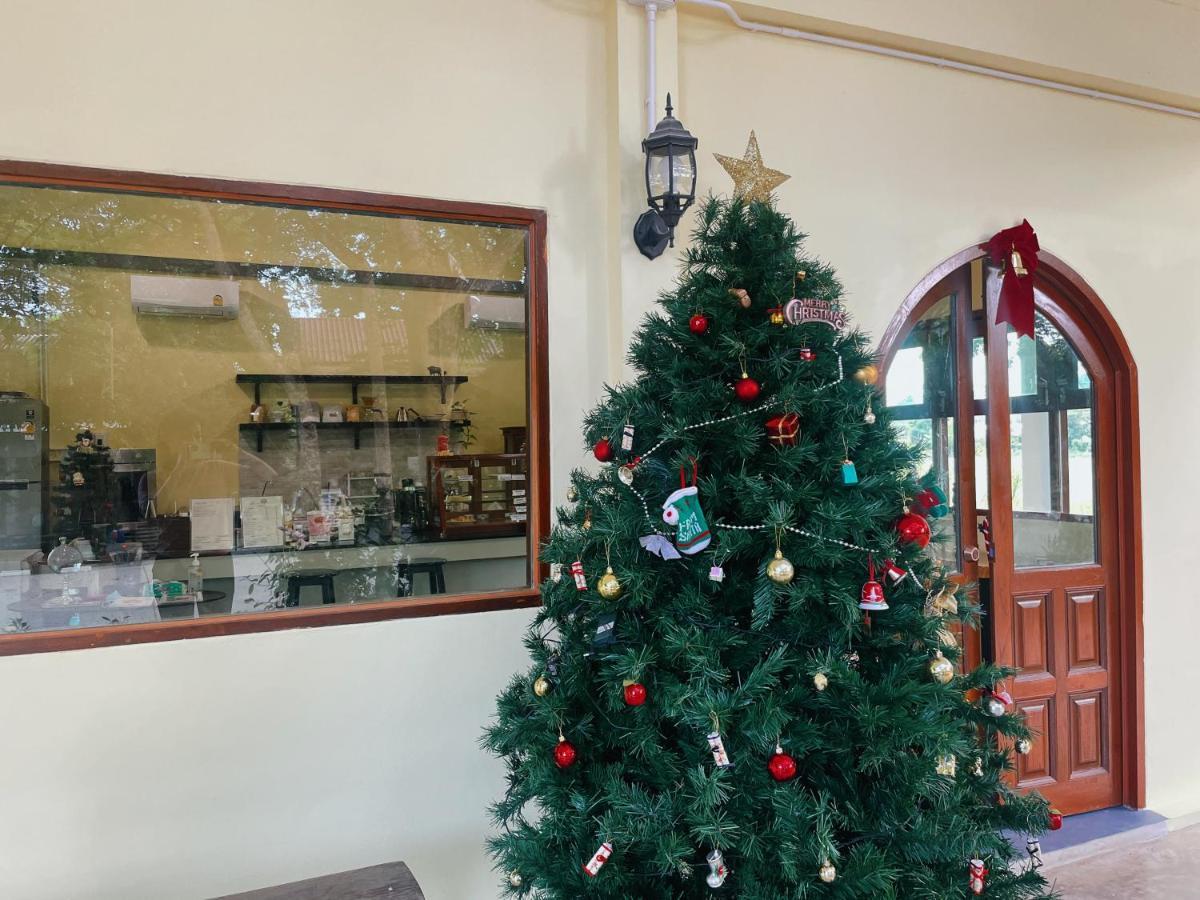 Rain Tree Cafe & Homestay Uthai Thani Exterior foto