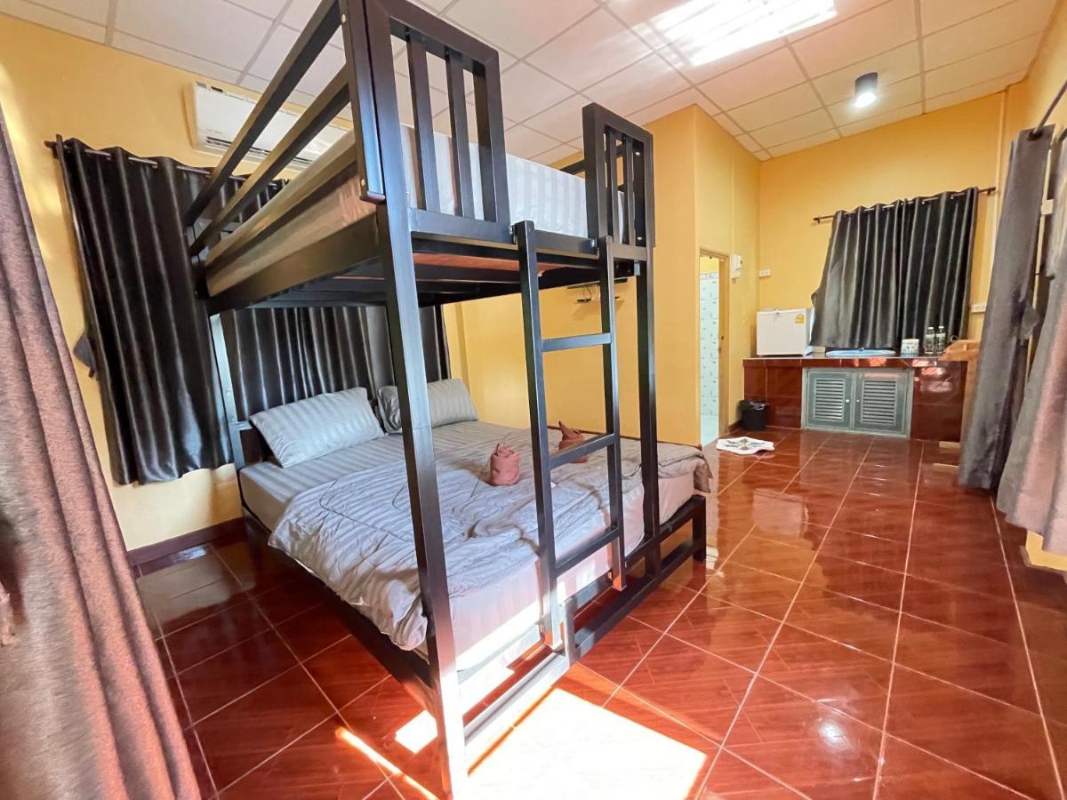 Rain Tree Cafe & Homestay Uthai Thani Exterior foto