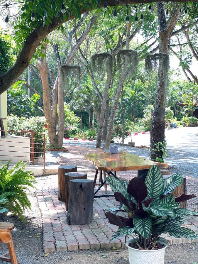 Rain Tree Cafe & Homestay Uthai Thani Exterior foto