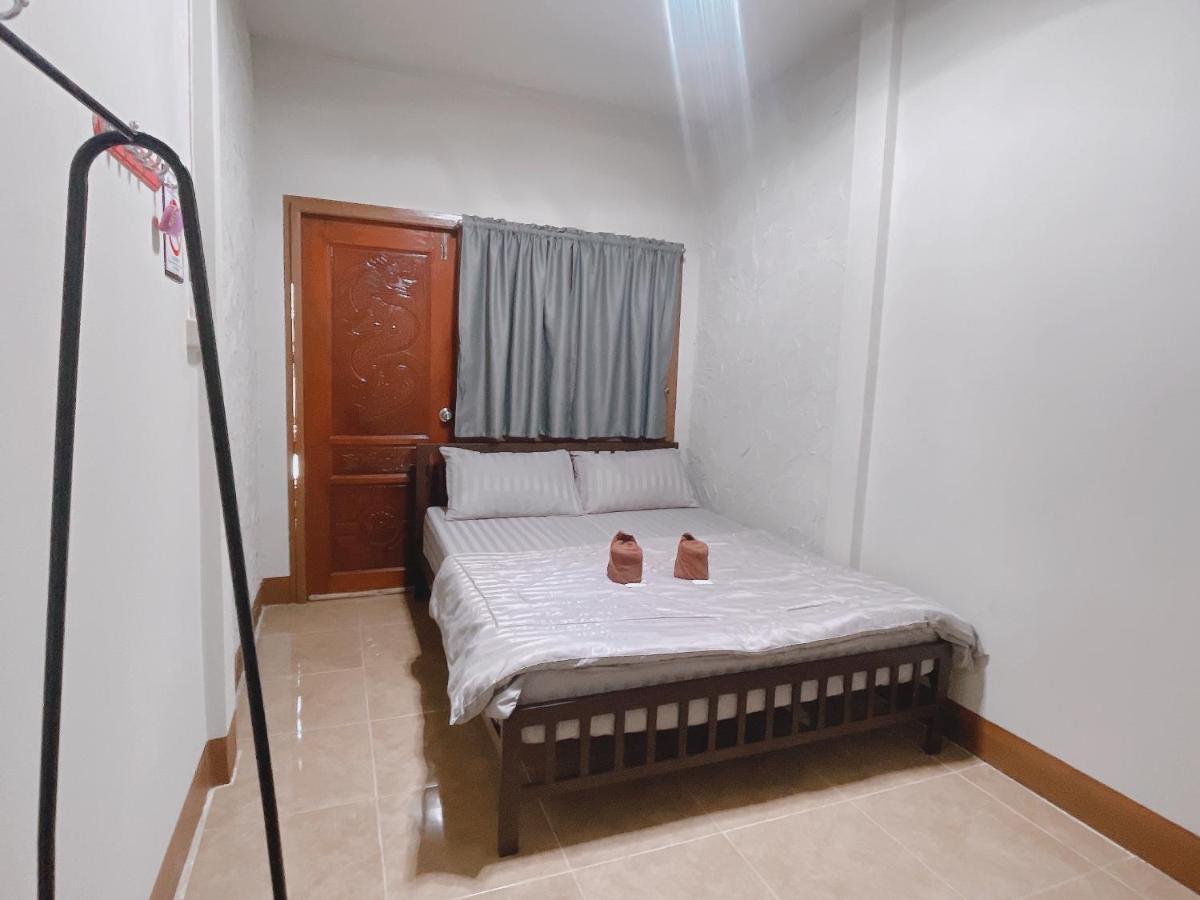 Rain Tree Cafe & Homestay Uthai Thani Exterior foto