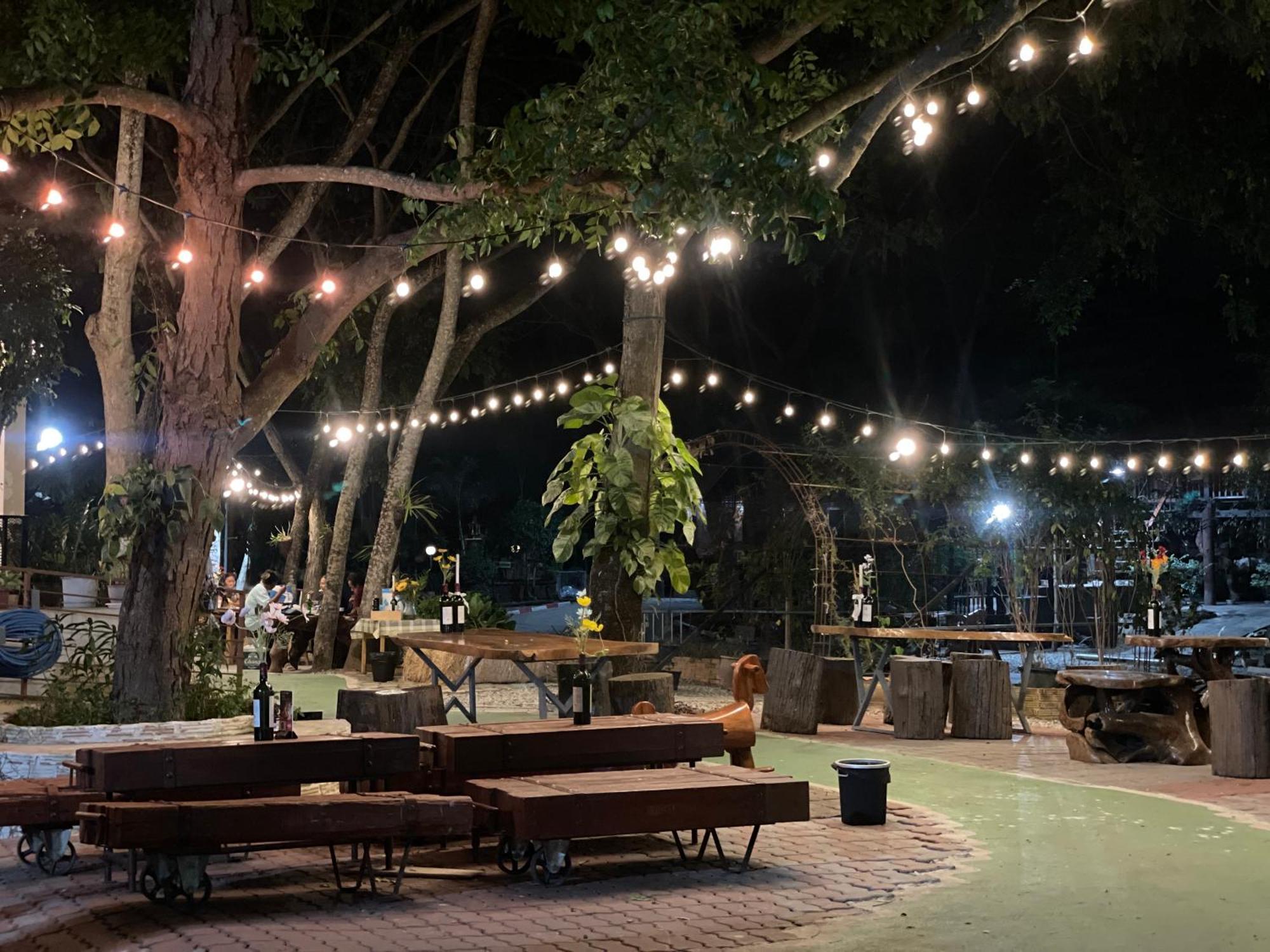 Rain Tree Cafe & Homestay Uthai Thani Exterior foto