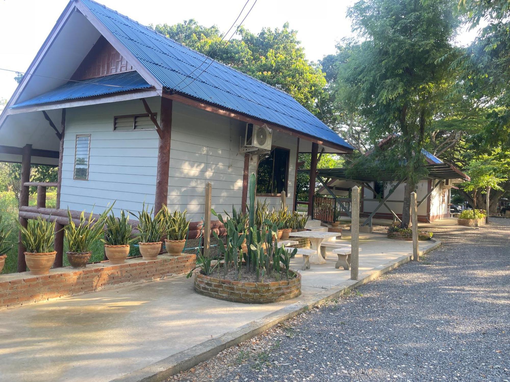Rain Tree Cafe & Homestay Uthai Thani Exterior foto